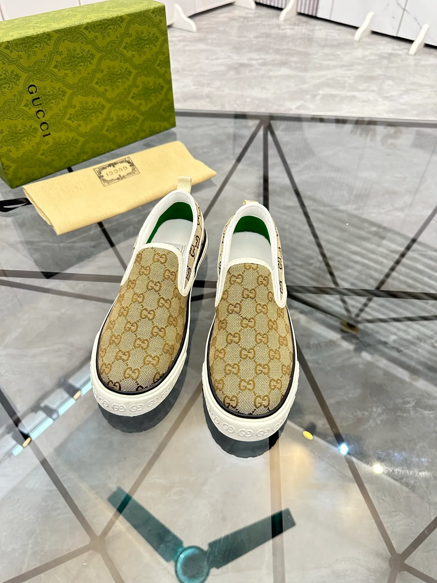 Men's shoes: 💰P360¥ Product trademark: Gucci* "Gucci*" slip-on Regular size: 38-44 (can be customized to 45.46.) Product materials: Original material from the upper counter, breathable lining, original outsole. Number: 661